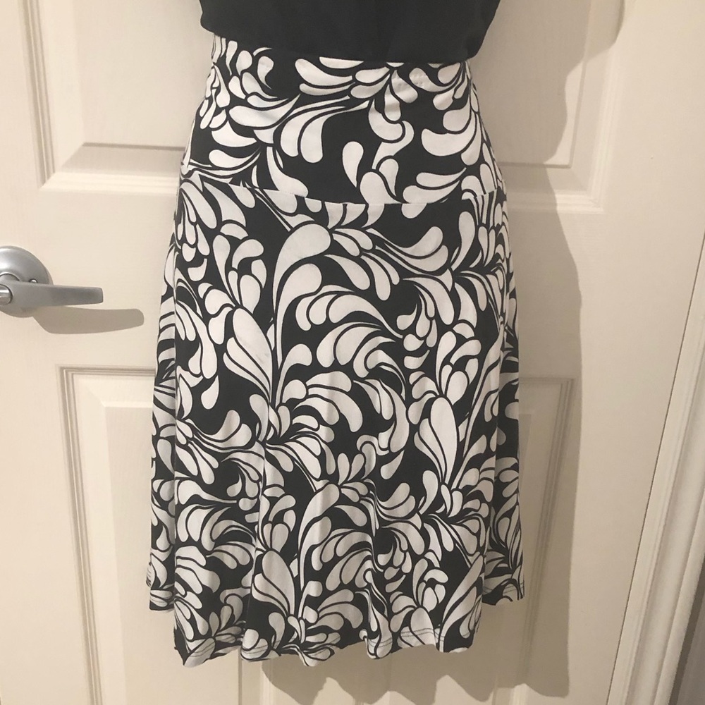 H&M Black and White Swirl Slip On Skater Skirt
